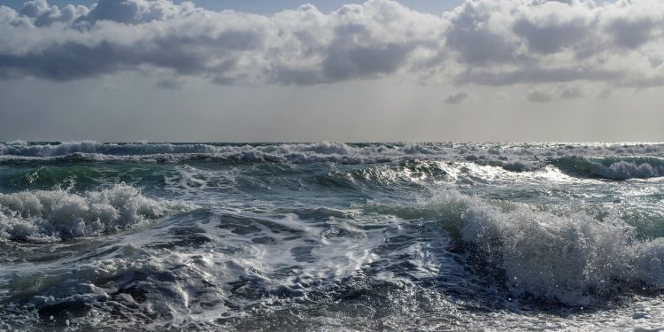 Cantabria, en alerta mañana por fuerte oleaje y vientos intensos
