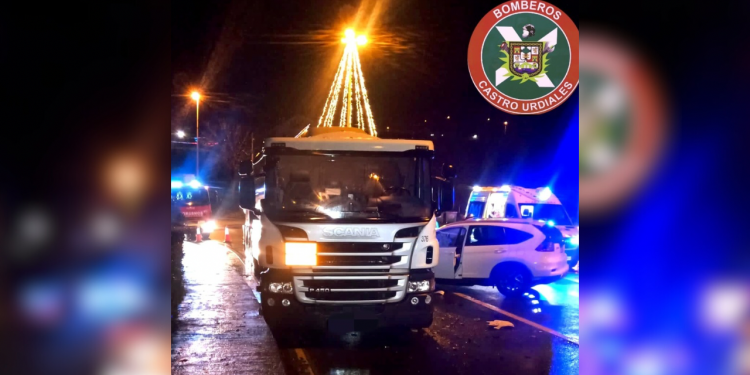 Un accidente entre un coche y un camión de materiales peligrosos en la N-634, a la altura de Guriezo, deja un herido