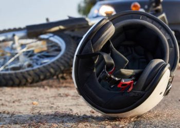 Conductor de motocicleta huye tras causar un accidente y dañar cuatro vehículos estacionados en Santander