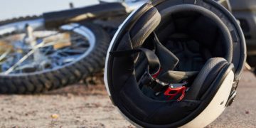 Conductor de motocicleta huye tras causar un accidente y dañar cuatro vehículos estacionados en Santander