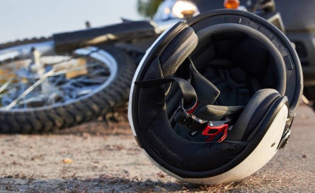 Conductor de motocicleta huye tras causar un accidente y dañar cuatro vehículos estacionados en Santander