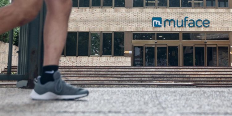 Los sindicatos convocan una concentración en Santander para exigir un acuerdo urgente sobre la asistencia sanitaria del funcionariado