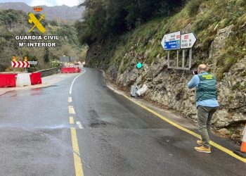 Detenidos dos jóvenes por manipular semáforos en el Desfiladero de la Hermida