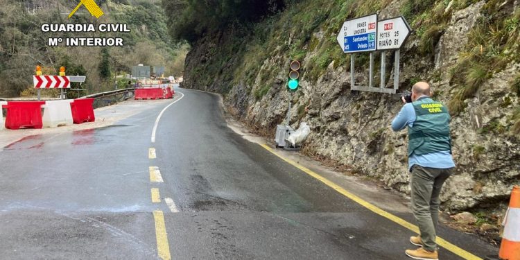 Detenidos dos jóvenes por manipular semáforos en el Desfiladero de la Hermida
