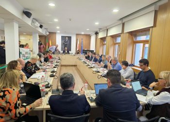 El Pleno de Torrelavega aprueba la contratación del nuevo servicio del Torrebus y del transporte escolar