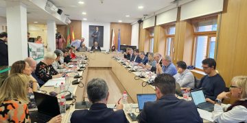 El Pleno de Torrelavega aprueba la contratación del nuevo servicio del Torrebus y del transporte escolar