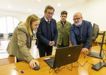 Urrutia entrega en Santa María de Cayón ocho de los casi 600 puestos de trabajo inteligentes que el Gobierno está habilitando en 97 ayuntamientos de la comunidad
