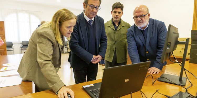 Urrutia entrega en Santa María de Cayón ocho de los casi 600 puestos de trabajo inteligentes que el Gobierno está habilitando en 97 ayuntamientos de la comunidad