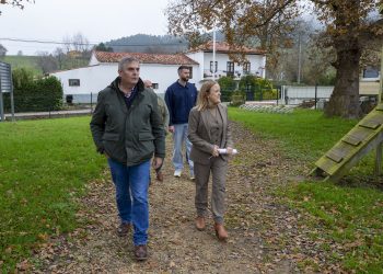 El Gobierno de Cantabria invierte 23.000 euros en el acondicionamiento de la bolera de las escuelas de Riaño y la mejora del parque público de Solórzano