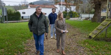 El Gobierno de Cantabria invierte 23.000 euros en el acondicionamiento de la bolera de las escuelas de Riaño y la mejora del parque público de Solórzano