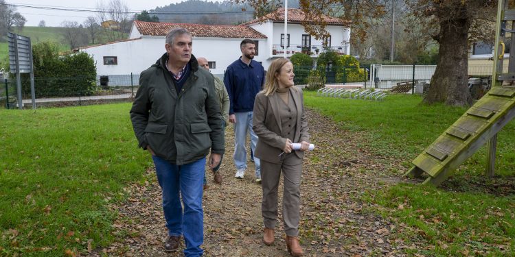 El Gobierno de Cantabria invierte 23.000 euros en el acondicionamiento de la bolera de las escuelas de Riaño y la mejora del parque público de Solórzano