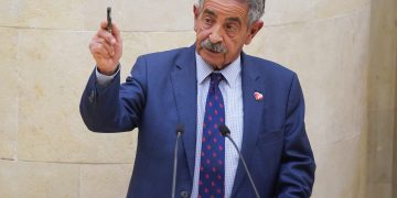 Revilla tacha de «triunfalista» el discurso navideño de Buruaga y acusa al PP de «tirar de lo colgado»