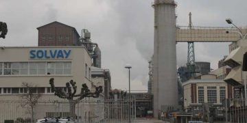 Fallece un trabajador de El Astillero en un accidente laboral en la fábrica de Solvay en Torrelavega