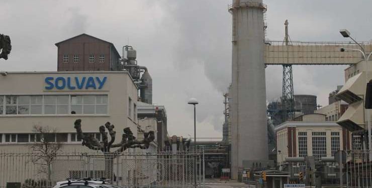 Fallece un trabajador de El Astillero en un accidente laboral en la fábrica de Solvay en Torrelavega