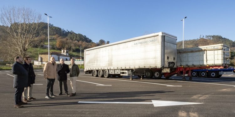 Los Corrales de Buelna inaugura su primer aparcamiento para camiones
