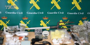 La Guardia Civil desmantela una red de narcotráfico en Santoña y Limpias con 9 detenidos y más de 10.000 dosis intervenidas