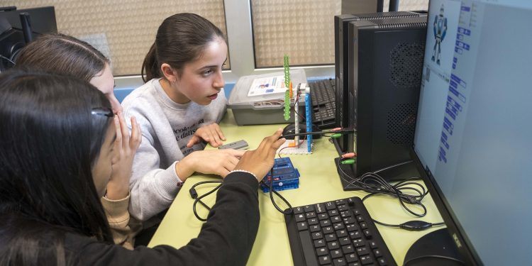 El Ayuntamiento de Camargo impulsa la cultura emprendedora entre más de 200 estudiantes