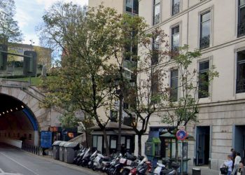 Un incendio en el edificio Simeón obliga a su desalojo en el centro de Santander