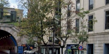 Un incendio en el edificio Simeón obliga a su desalojo en el centro de Santander