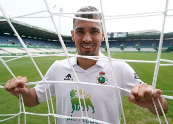 Saltan las alarmas en el Racing: Arana se retira de la sesión con problemas en la rodilla derecha