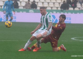 El Racing vence al Córdoba y consolida su recuperación en El Arcángel (1-2)