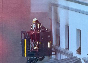 Incendio en la calle Juan de la Cosa en Santander moviliza a equipos de emergencia