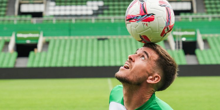 Clément Michelin, jugador del Racing, sufre una rotura de fibras en el cuádriceps derecho