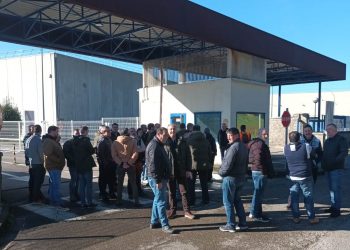 Arranca con un 90% de seguimiento la huelga indefinida en la planta de Altadis en Entrambasaguas