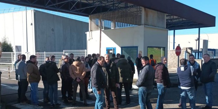 Arranca con un 90% de seguimiento la huelga indefinida en la planta de Altadis en Entrambasaguas