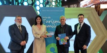 Santander recibe en FITUR el Sello de Turismo Familiar como destino ideal para familias