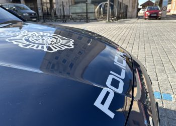 La Policía Nacional rescata a dos personas atrapadas en un incendio en el centro de Santander por un árbol de Navidad