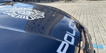 La Policía Nacional rescata a dos personas atrapadas en un incendio en el centro de Santander por un árbol de Navidad