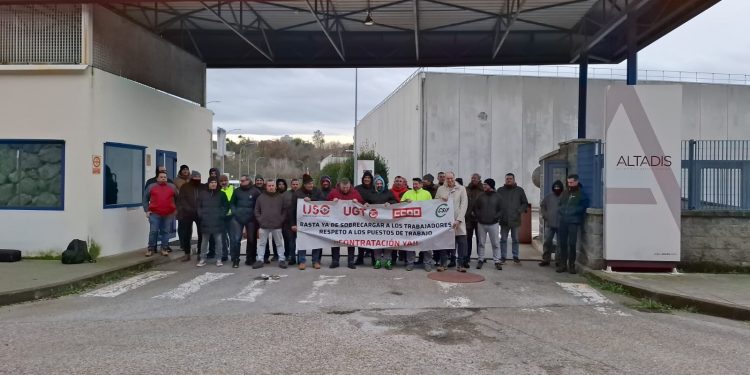 La plantilla de Altadis en Entrambasaguas inicia una huelga general indefinida por falta de personal