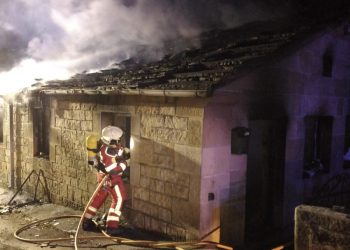 Bomberos sofocan un incendio en una cabaña en San Pedro del Romeral