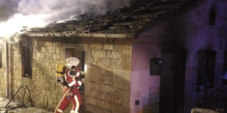 Bomberos sofocan un incendio en una cabaña en San Pedro del Romeral