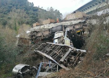 Descarrila un tren de mercancías en Pesúes, resultando herido el maquinista