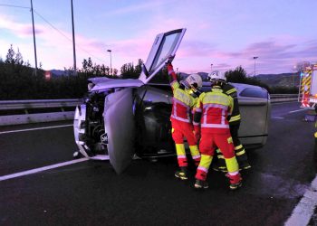 Accidente en la A-8 en Colindres con vuelco de un coche tras colisión con un camión