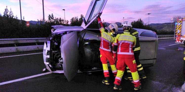 Accidente en la A-8 en Colindres con vuelco de un coche tras colisión con un camión