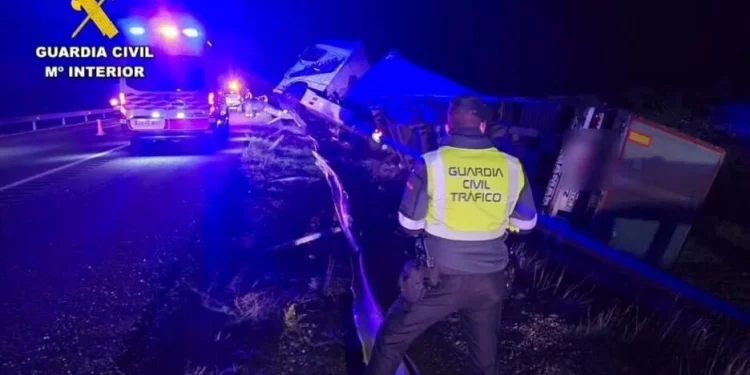 Muere un camionero santanderino tras volcar su vehículo en la AP-2 en Fraga