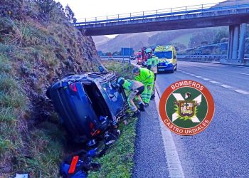 Vuelca un vehículo en la A-8 en la subida de Saltacaballo