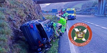 Vuelca un vehículo en la A-8 en la subida de Saltacaballo
