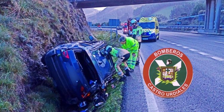 Vuelca un vehículo en la A-8 en la subida de Saltacaballo