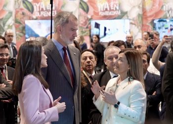 Los Reyes de España visitan el estand de Cantabria en Fitur 2025, destacando su enfoque sostenible y su oferta turística innovadora