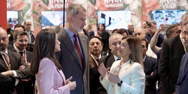 Los Reyes de España visitan el estand de Cantabria en Fitur 2025, destacando su enfoque sostenible y su oferta turística innovadora