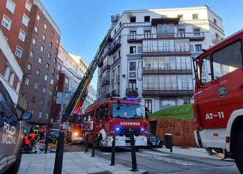 Dos muertos y un hombre de 61 años en estado grave tras el incendio en un edificio de la calle Juan de la Cosa, en Santander