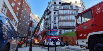 Dos muertos y un hombre de 61 años en estado grave tras el incendio en un edificio de la calle Juan de la Cosa, en Santander