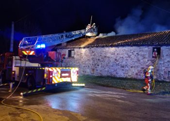 Bomberos extinguen un incendio en una vivienda de Villacantid, Campoo de Suso