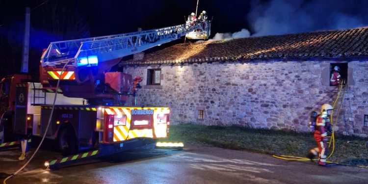 Bomberos extinguen un incendio en una vivienda de Villacantid, Campoo de Suso