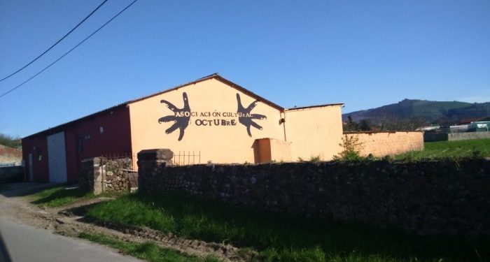 Concierto de CORDURA y BAÑAPERROS en la Asociación Cultural Octubre
