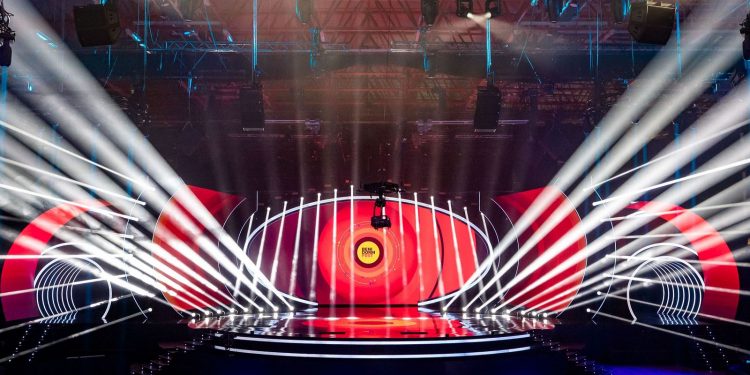 El Benidorm Fest 2025 enfrenta su primera polémica por filtraciones de ensayos y escenografía